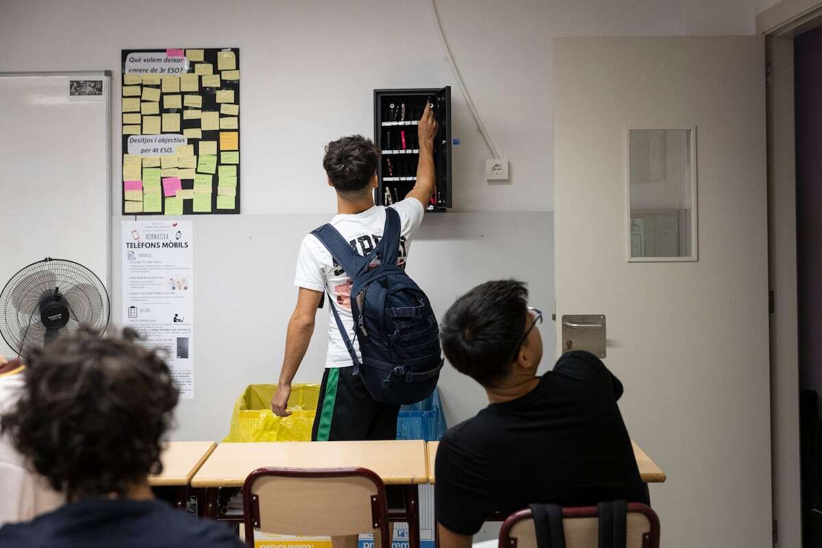 Cataluña estrena la prohibición de los móviles en los institutos: “Tendremos que jugar al tres en raya con palos y piedras”