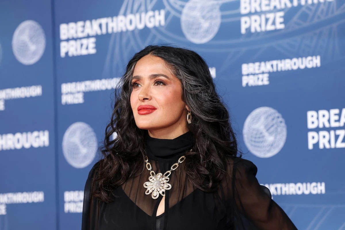 Salma Hayek, orgullosa de salir en biquini en la portada de ‘Sports Illustrated Swimsuit’: “Nunca pensé que sucedería con 58 años”