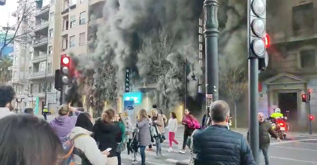 Un incendio en los bajos de un edificio del centro de Valencia provoca cortes de tráfico y una intensa humareda