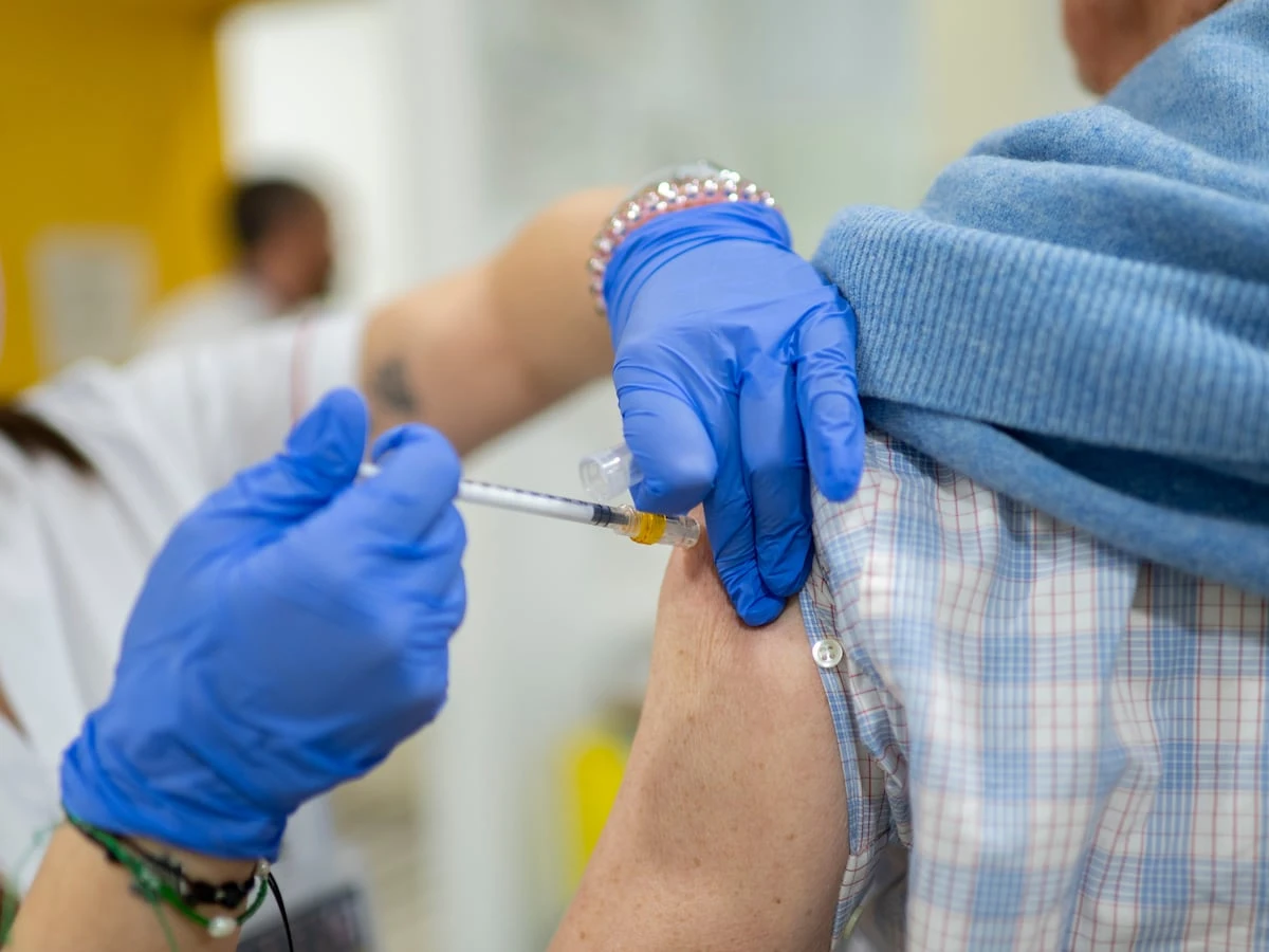 Un pinchazo, doble escudo: éxito preliminar de una vacuna conjunta frente a covid y gripe en mayores de 50