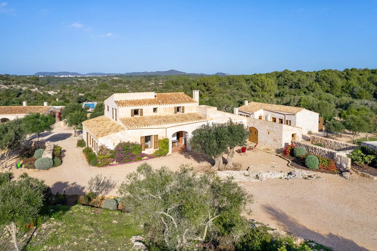 Las tres casas de la semana: tradición menorquina en el corazón de la isla por 9 millones