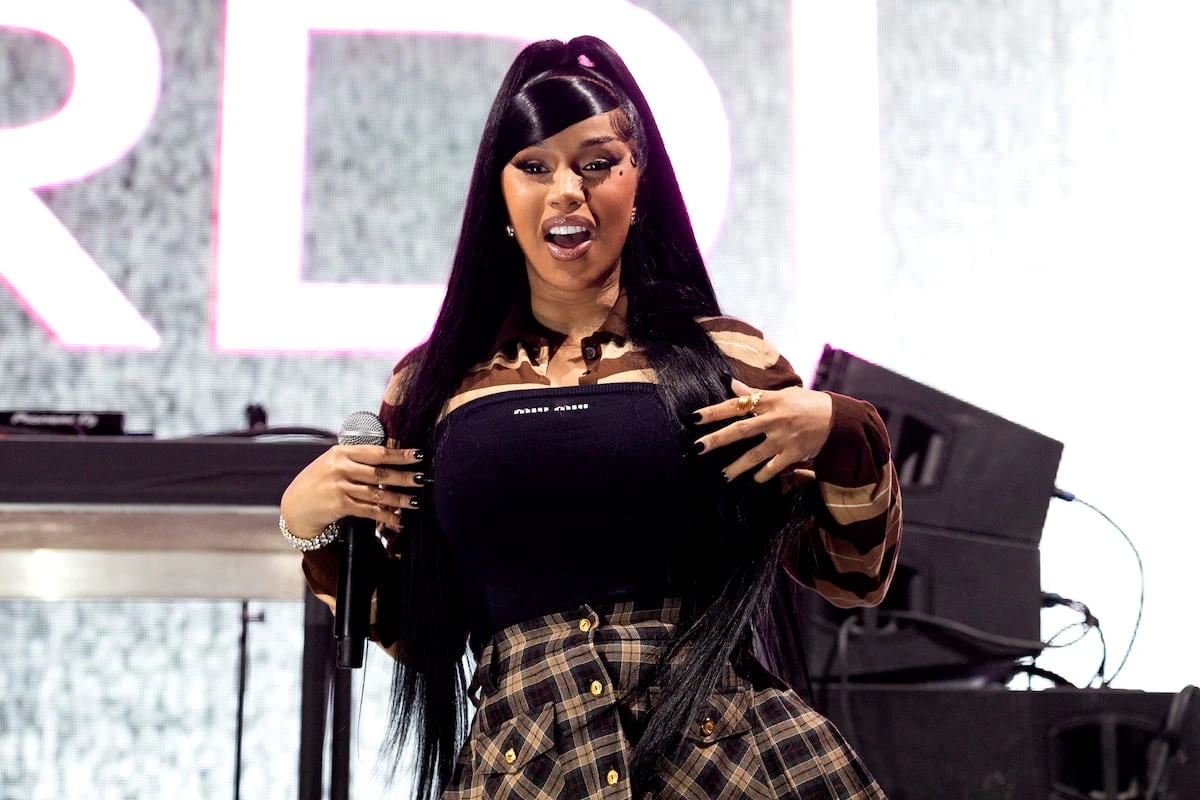 La artista Cardi B, demandada por la fan a la que lanzó un micrófono en 2023