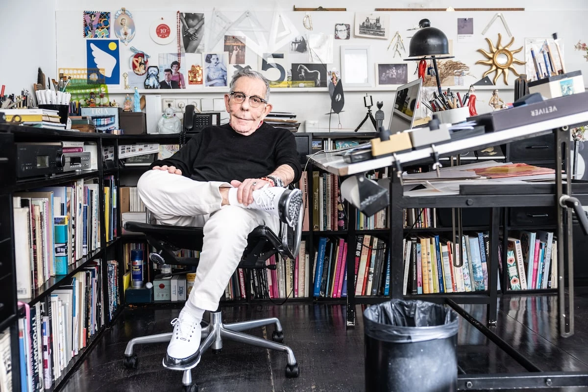 Juan Gatti, el diseñador de la modernidad española: “Me hace ilusión pensar cuántos chicos se han criado con un póster de Almodóvar en la habitación”