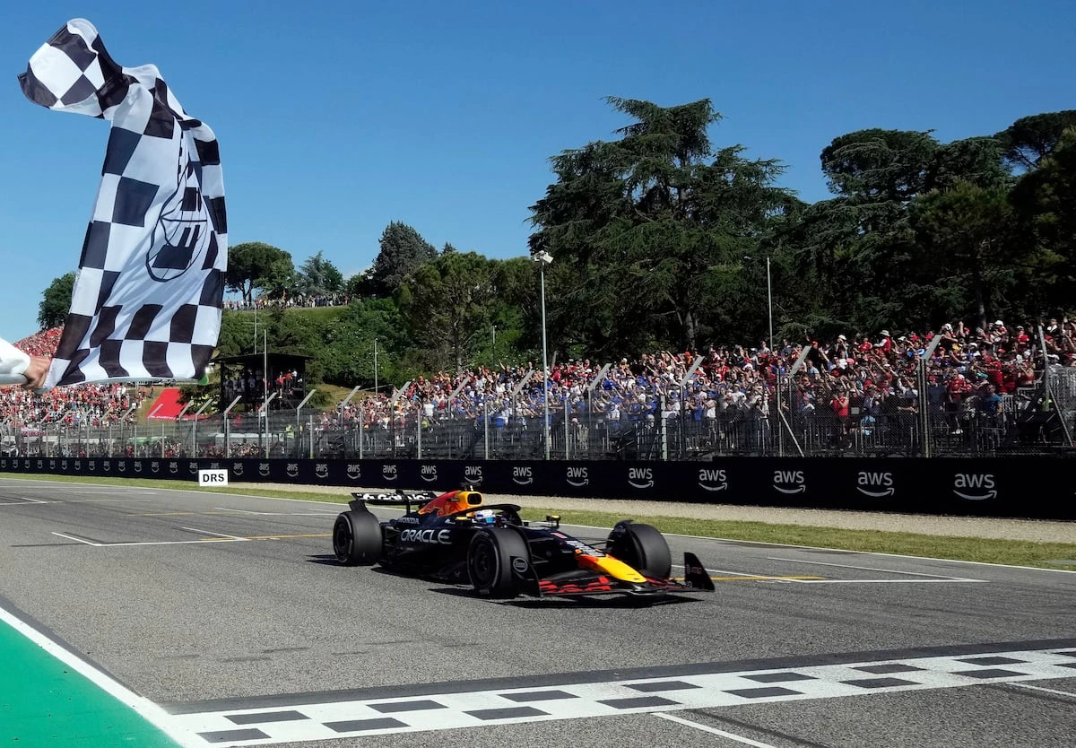 Verstappen firma una salida estelar y vence en Emilia Romagna