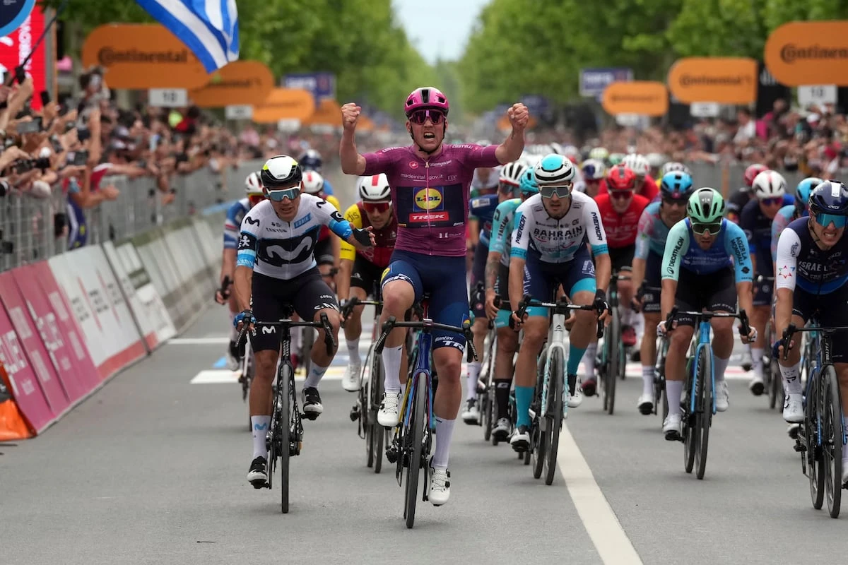 Pedersen viaja de Albania a Italia con la ‘maglia’ rosa del Giro en la maleta