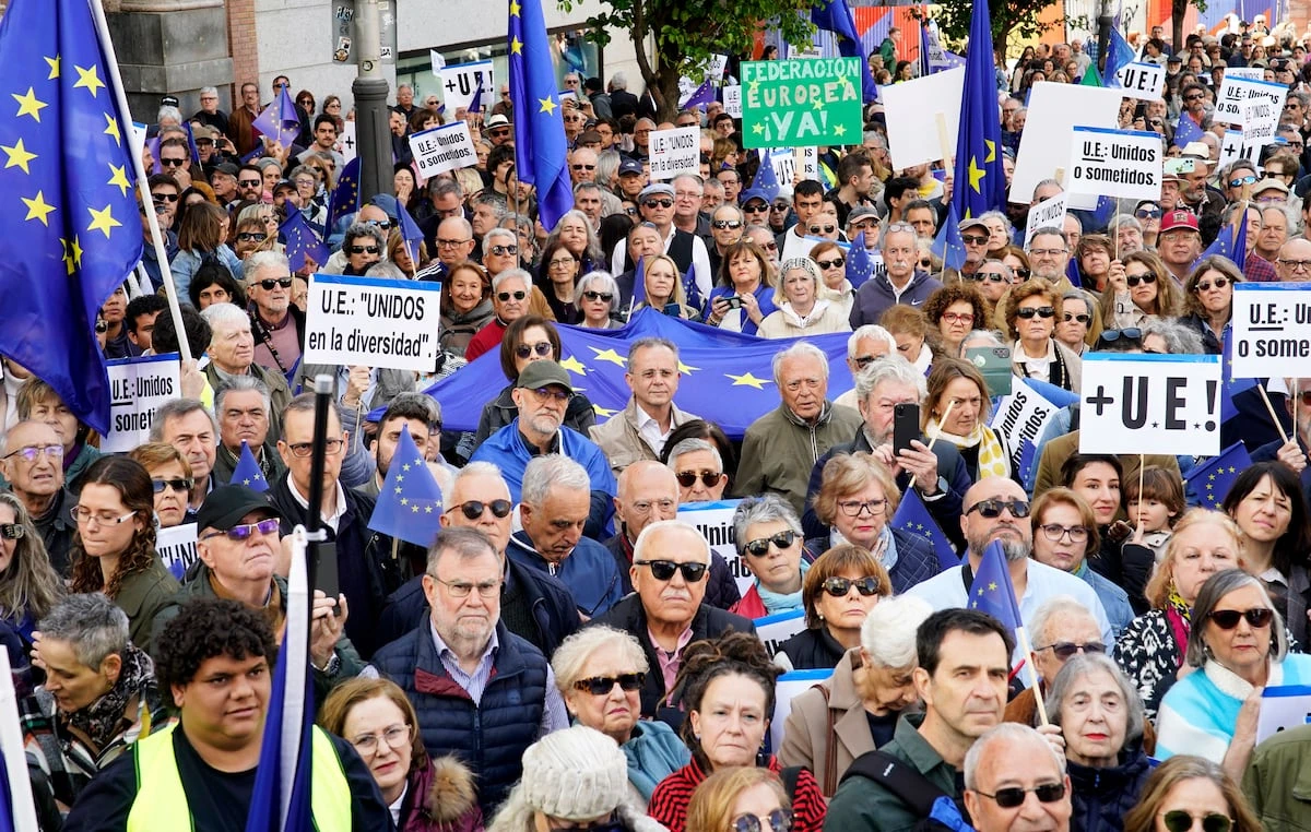 Cientos de personas se concentran en Madrid a favor del proyecto europeo frente a la amenaza trumpista y autoritaria
