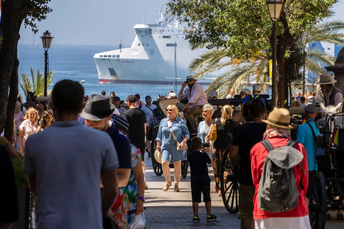 Mallorca rebaja su tope de plazas turísticas legales para combatir la creciente saturación en la isla