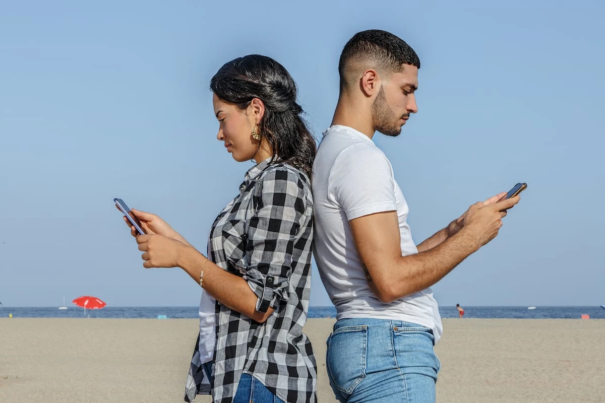 Por qué algunas personas necesitan silenciar en redes sociales tras una ruptura emocional: “No hacerlo es como clavarte un cuchillo a ti mismo”