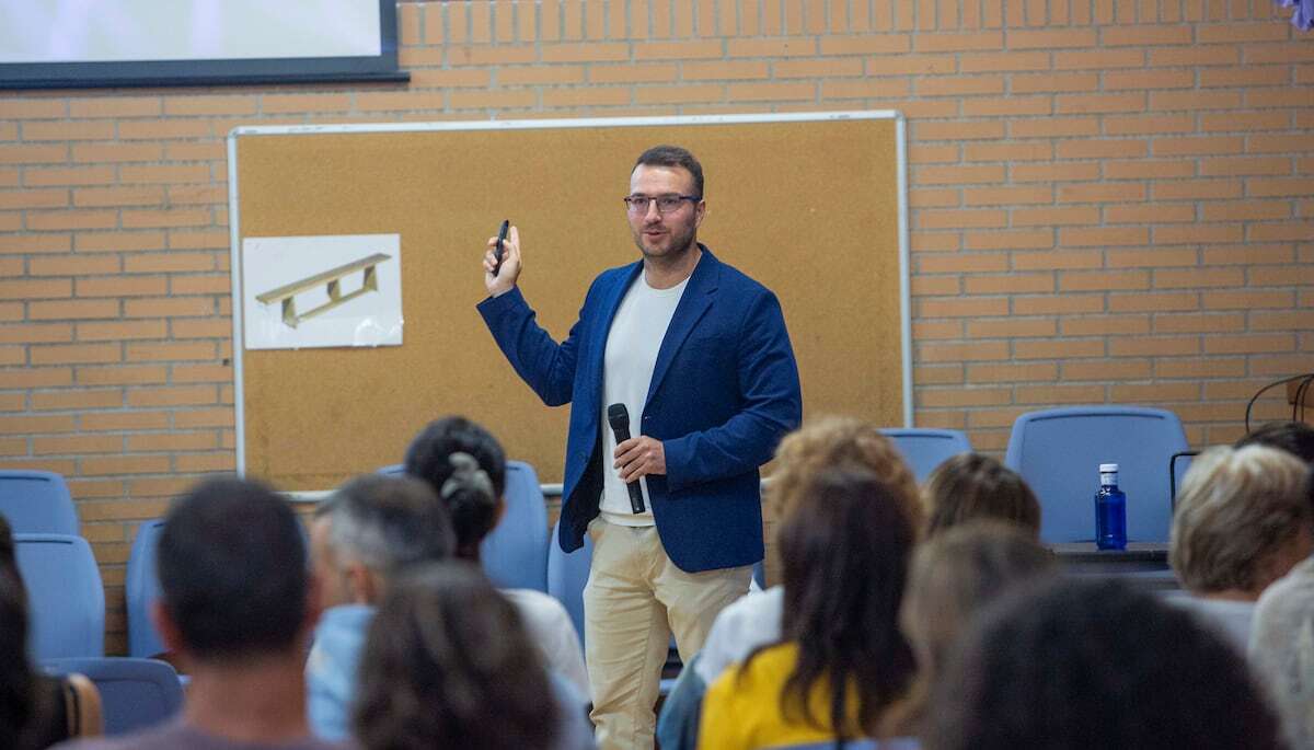 Cómo el movimiento pionero de familias vascas logró retrasar la edad del primer teléfono para sus hijos adolescentes