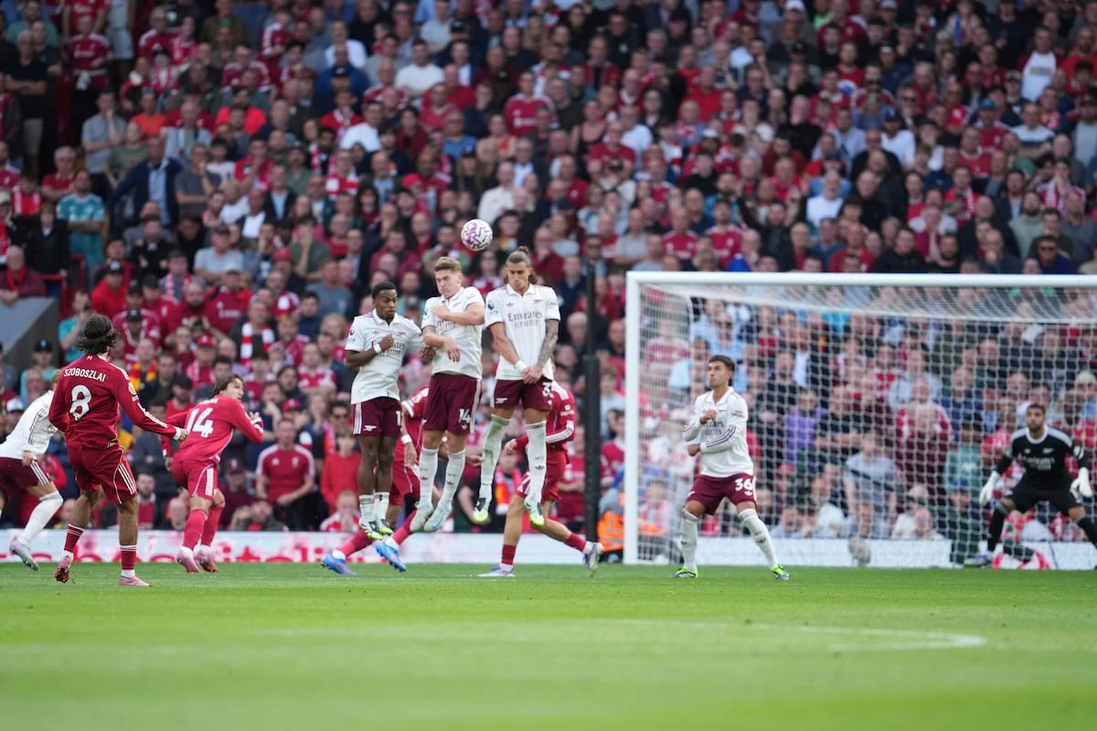 Un cañonazo de Szoboszlai decide un encorsetado duelo entre Liverpool y Arsenal