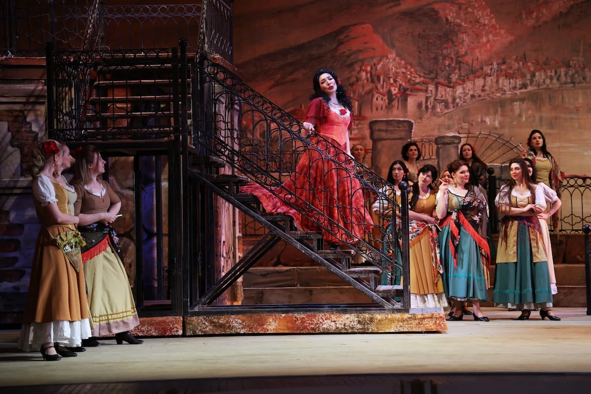 ‘Carmen’ se atrinchera en Kiev bajo batuta española