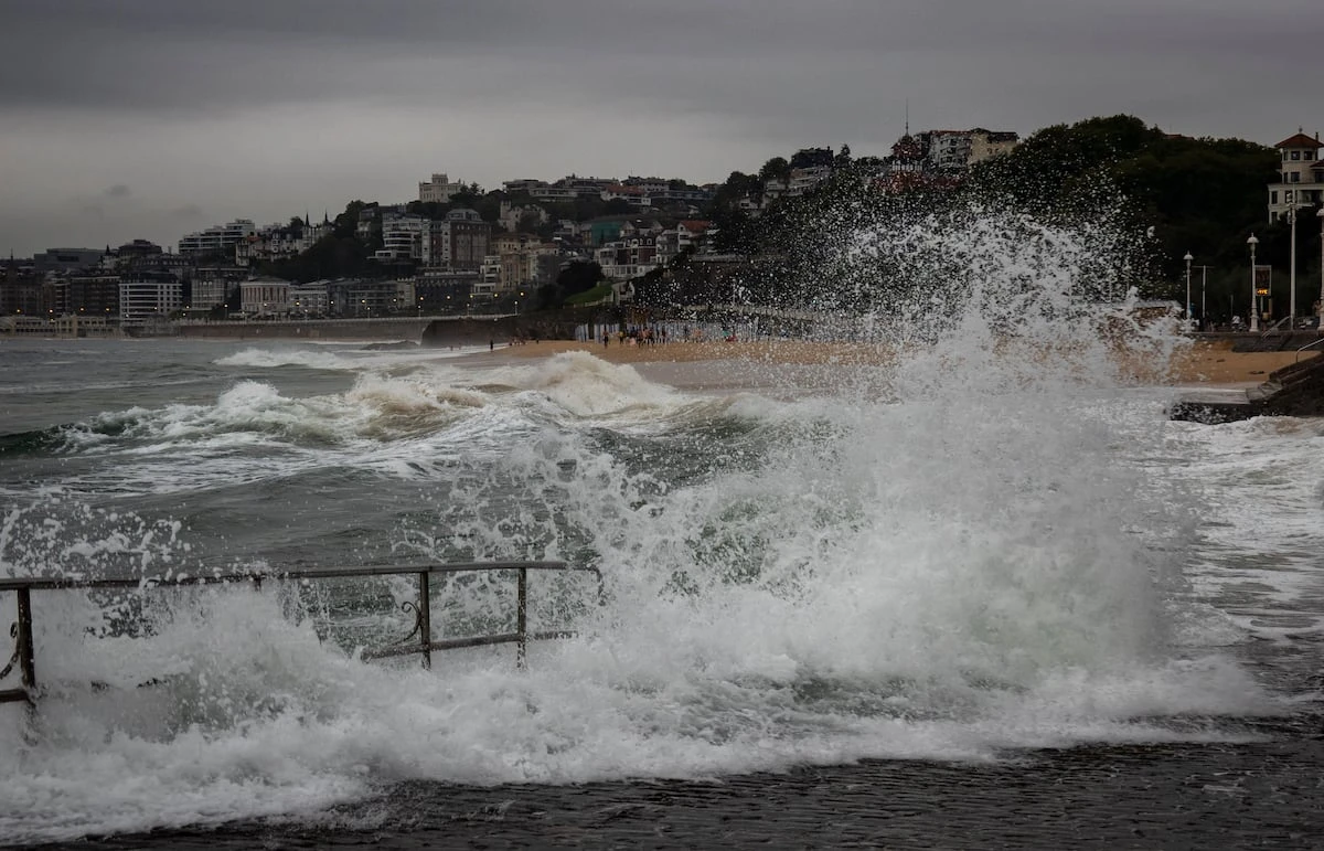 El azote de la borrasca Erin coloca a Baleares, Cataluña y Comunidad Valenciana en alerta naranja por lluvias y tormenta