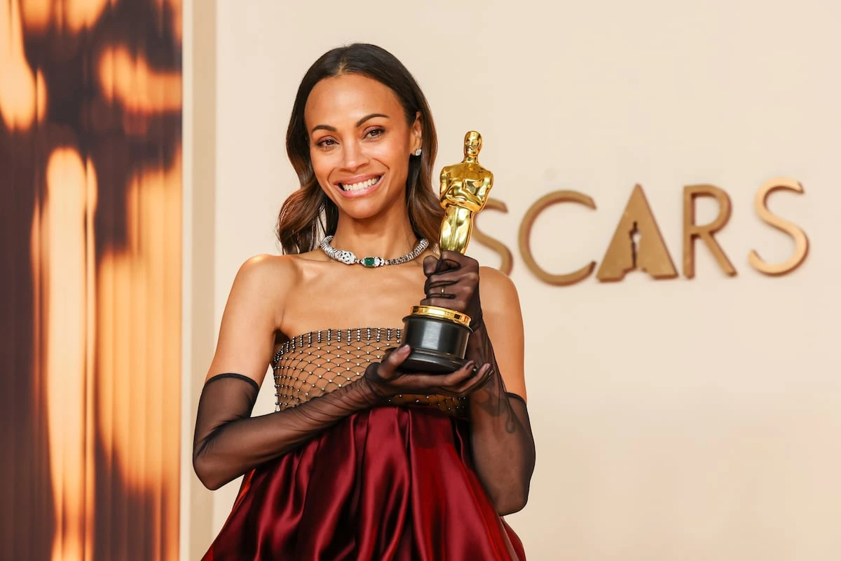 Zoe Saldaña revela el lugar donde guarda su Oscar y afirma que su primera estatuilla es de género fluido