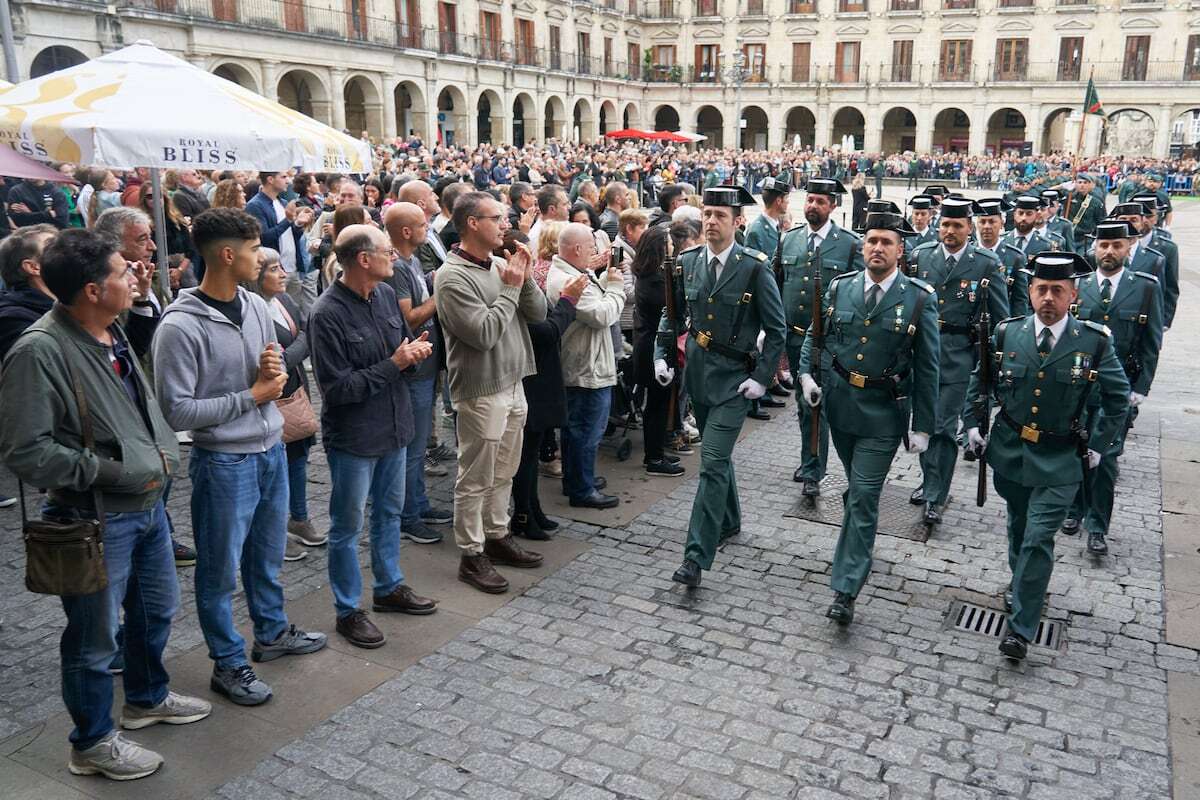 La Guardia Civil celebra su fiesta en el centro de Vitoria por primera vez en 180 años de historia