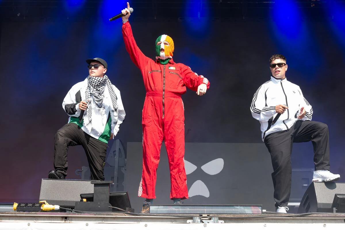 Política, rap y provocación: ¿quiénes son los incendiarios Kneecap y por qué todos hablan de esta banda?