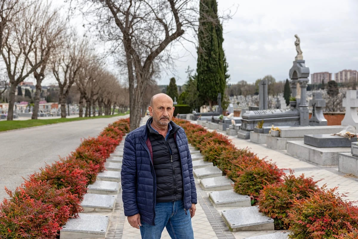 Un paseo por el cementerio de La Almudena con Pedro Díaz, el jardinero que cuida la vida de los camposantos madrileños