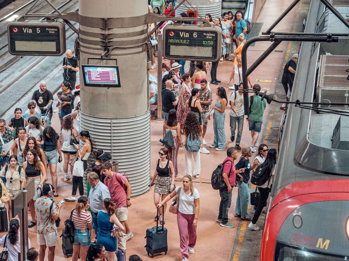 El Gobierno se plantea ayudas a los viajeros frecuentes y jóvenes si se eliminan los abonos gratuitos de Renfe