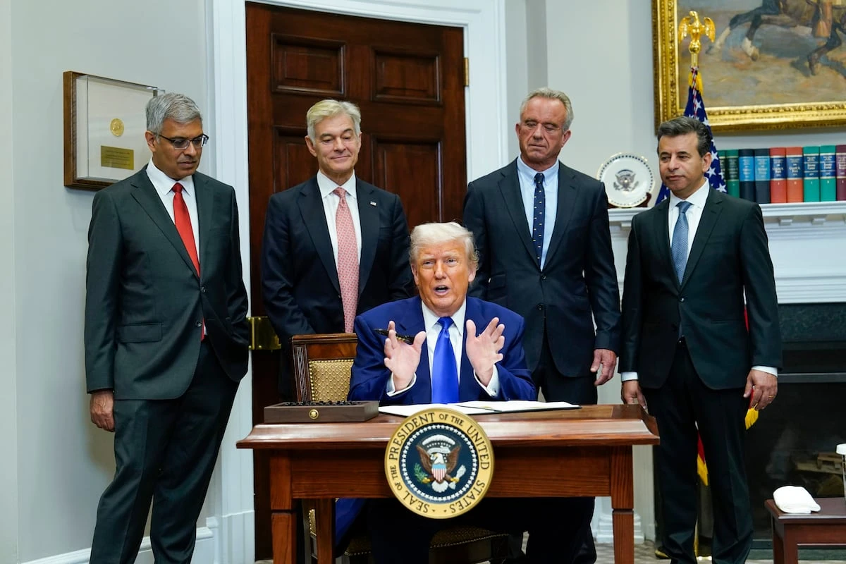Trump decreta una rebaja de hasta el 80% en los precios de los medicamentos y exige a las farmacéuticas que los suban al resto de países desarrollados