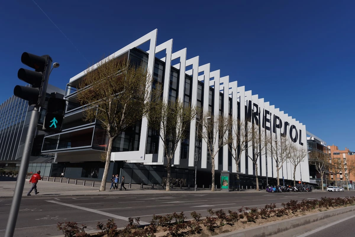 Repsol gana un 62% menos por la caída del precio del crudo y la guerra arancelaria