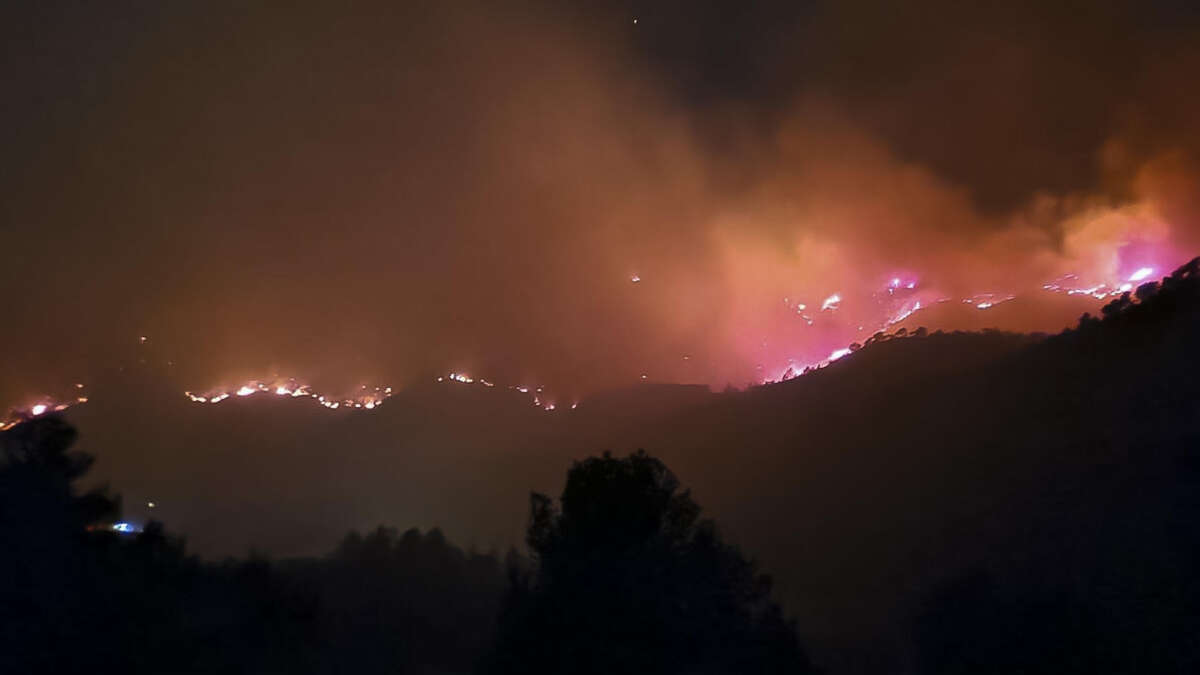 Dos incendios en Cataluña amenazan el Parque Natural de la Sierra de Montsant y dejan a miles de vecinos sin luz