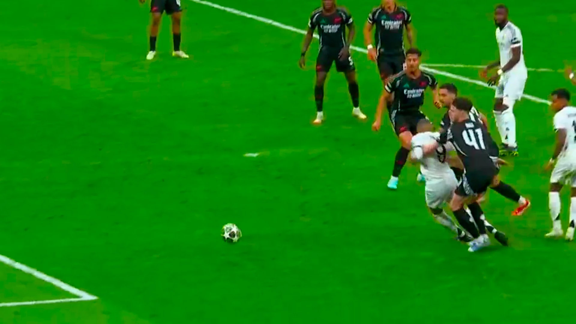 Manolo Lama enloquece durante la revisión del penalti sobre Mbappé que fue anulado tras revisar el VAR: 