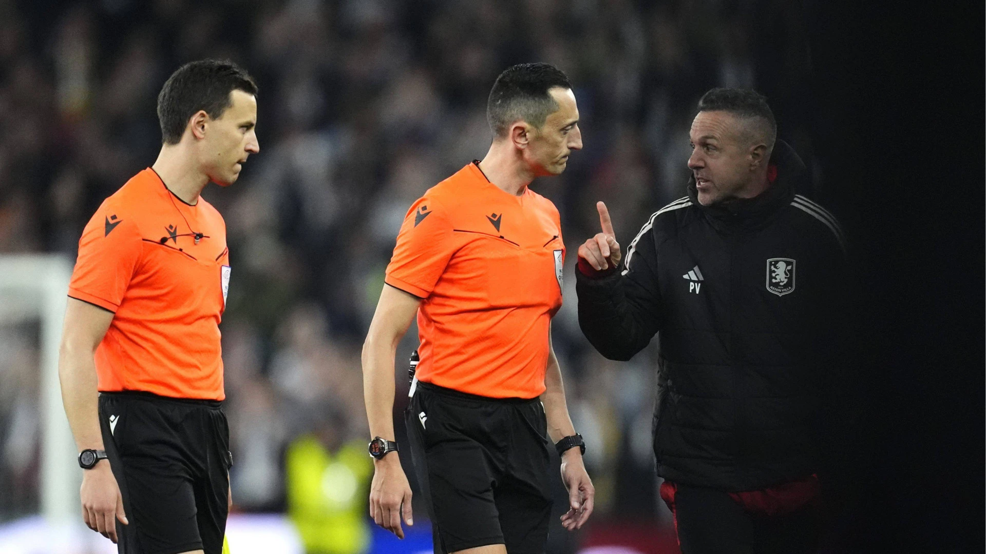 El enfado del Aston Villa con el árbitro español Sánchez Martínez tras la eliminación ante el PSG: 