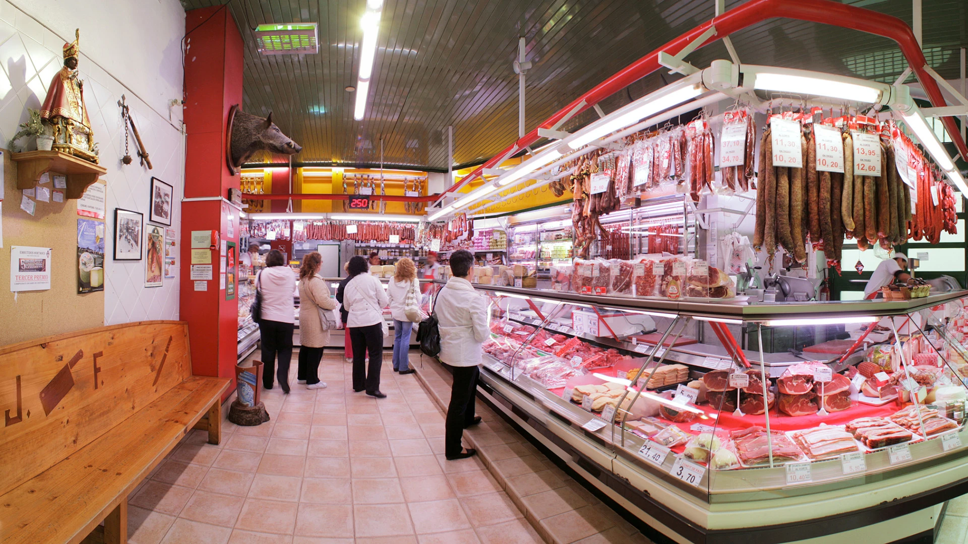 Los requisitos que debes cumplir para pedir la ayuda para comprar carne o fruta en tu supermercado: hasta 700 euros al mes