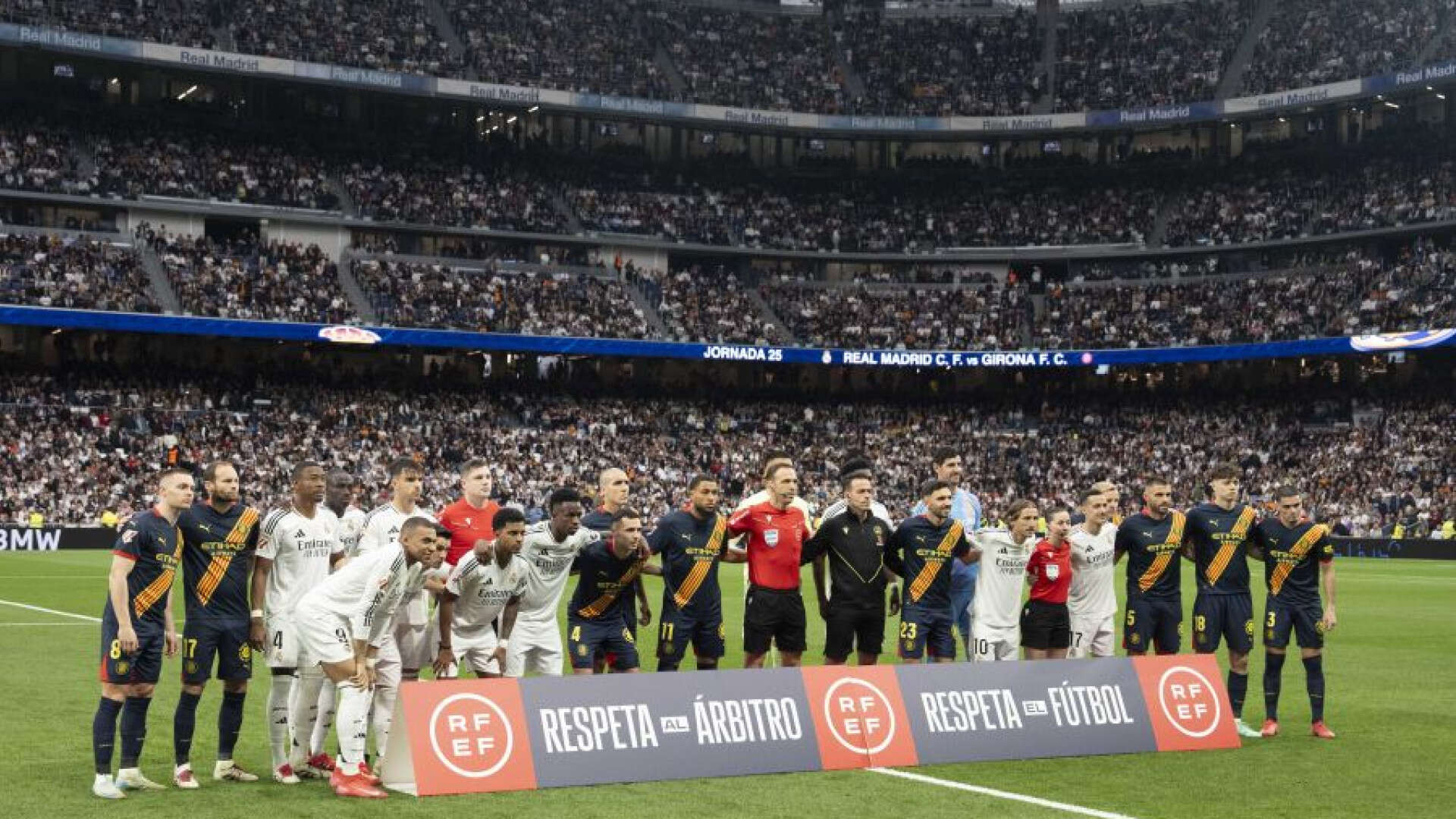 El público del Bernabéu reacciona con pitos a la foto con el lema en favor de los árbitros