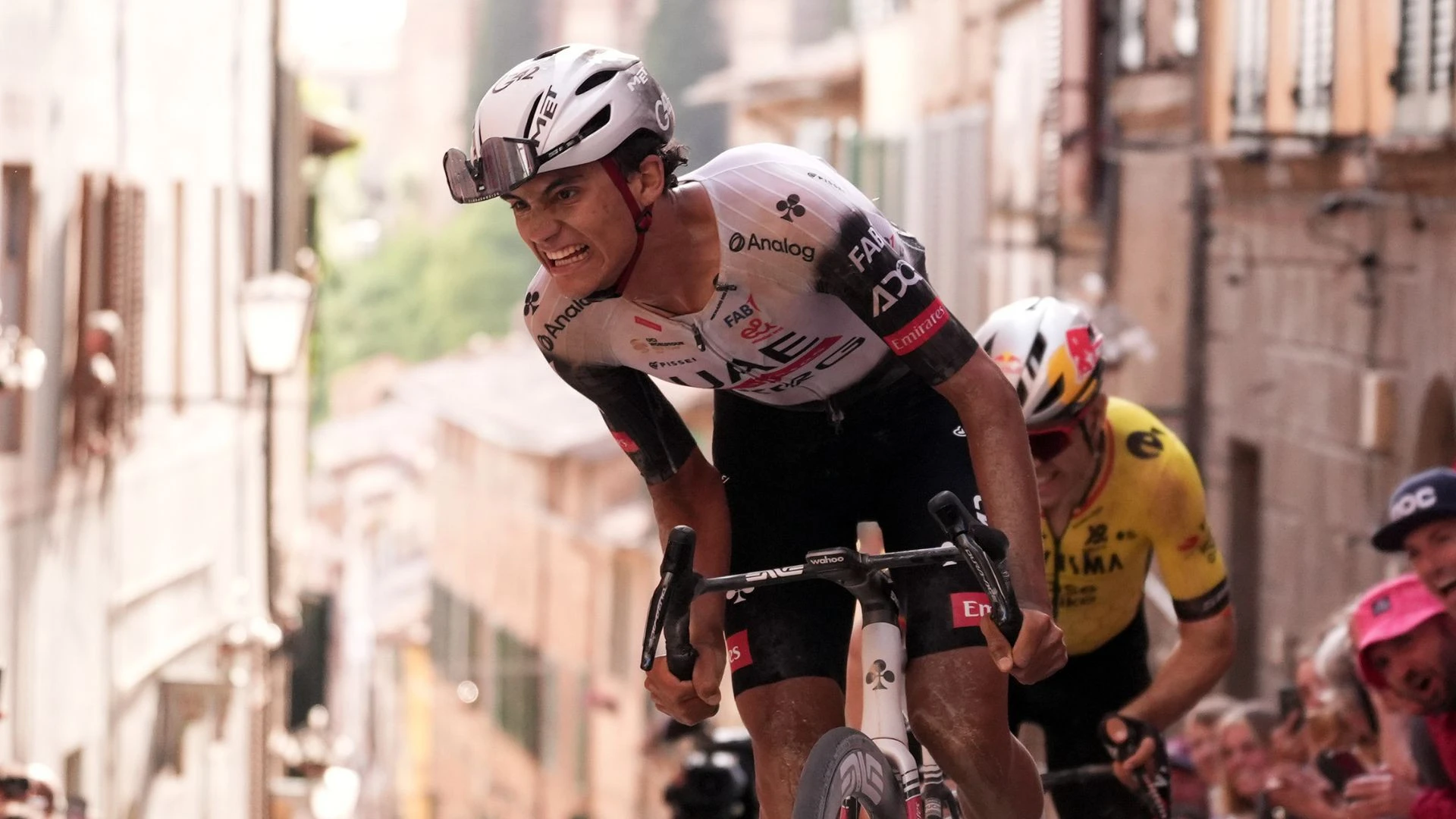 Van Aert gana en el 'sterrato' y Del Toro pone patas arriba la general