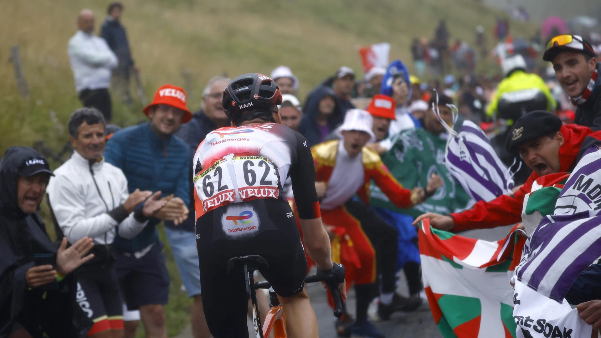 Arensman corta la racha de Pogacar con una épica cabalgada