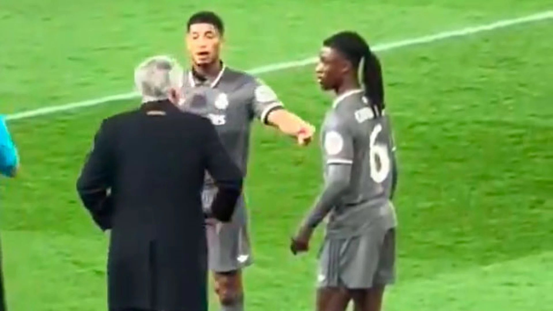 El gesto viral de Bellingham a Ancelotti que refleja la debacle del Real Madrid en el campo del Arsenal