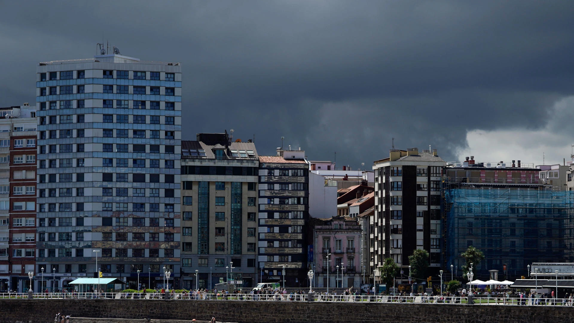 La AEMET avisa de las tormentas que aún afectan a estas zonas en España este martes 8 de julio: hay 31 avisos activos
