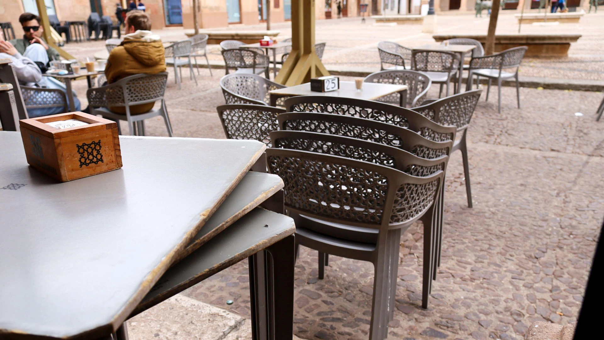Bares y cafeterías se hartan de ver sillas vacías por las olas de calor en verano: 