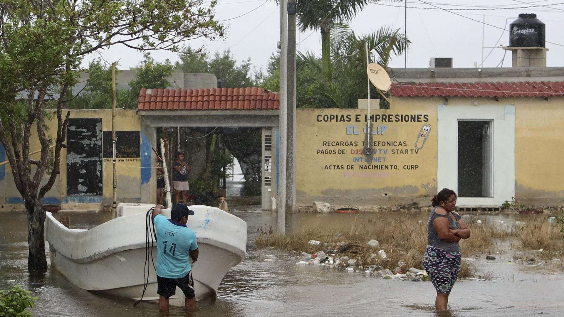 Un pescador mexicano sale a faenar y no da crédito a las consecuencias que sufre por el huracán Milton: 