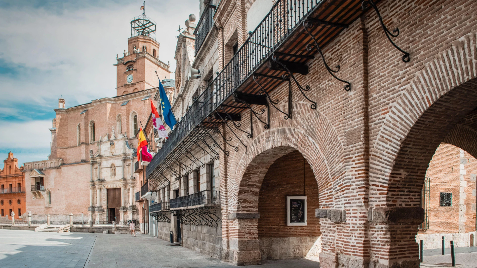 El pueblo a hora y media de Madrid donde murió Isabel la Católica: con la plaza mayor más grande de España