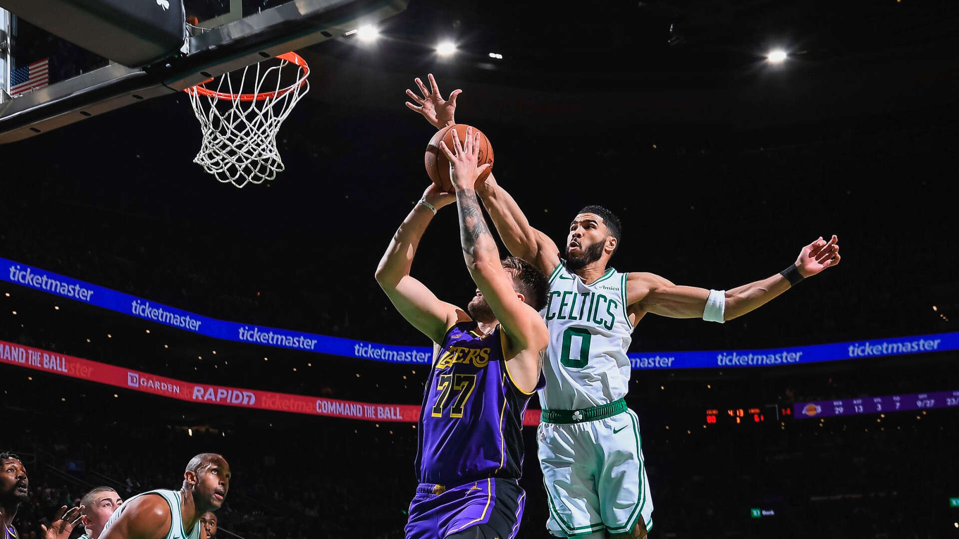 Jayson Tatum y Jaylen Brown bajan de las nubes a Doncic y LeBron