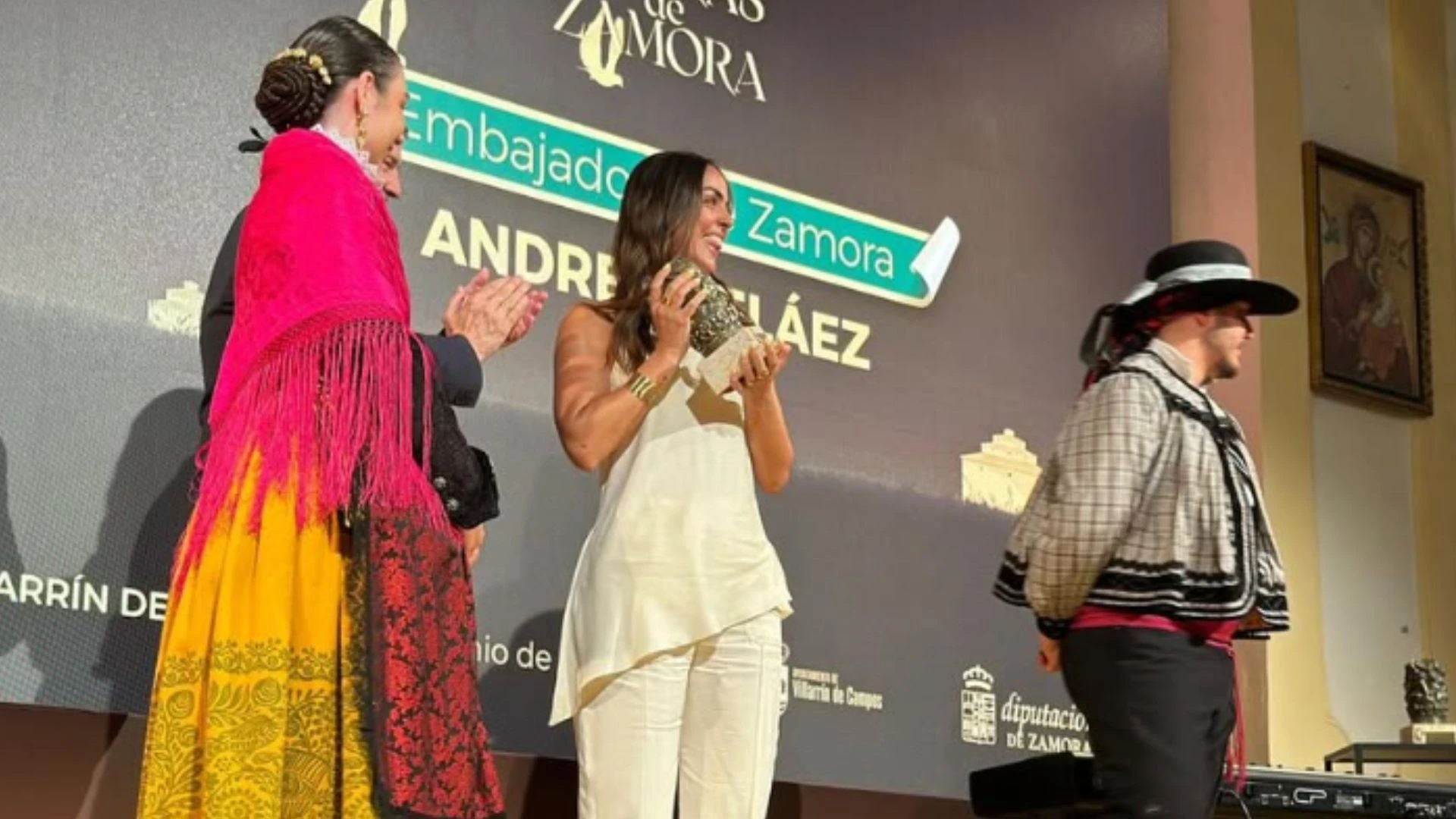 La felicidad de Andrea Peláez al recibir el premio 'Embajadora de Zamora': 