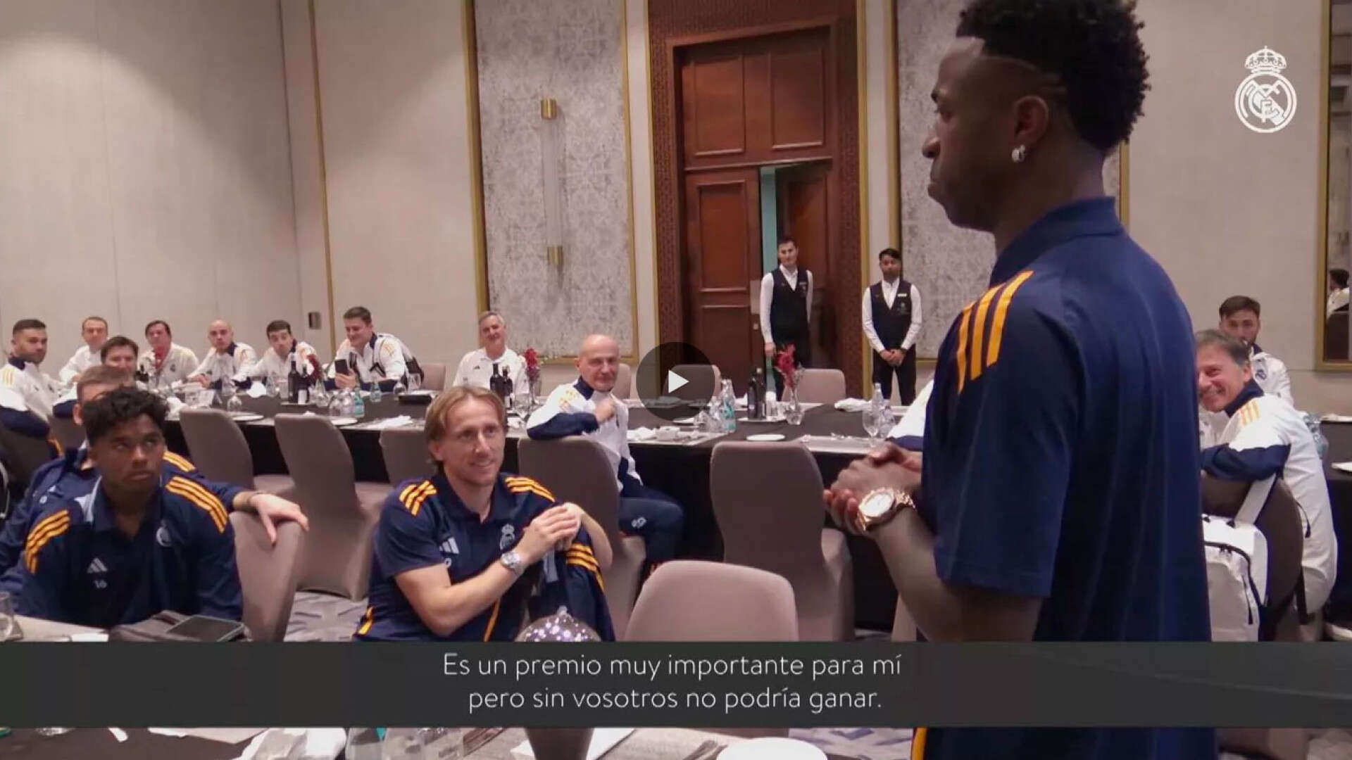 Vinicius muestra su lado más emotivo en la celebración de su premio The Best: 