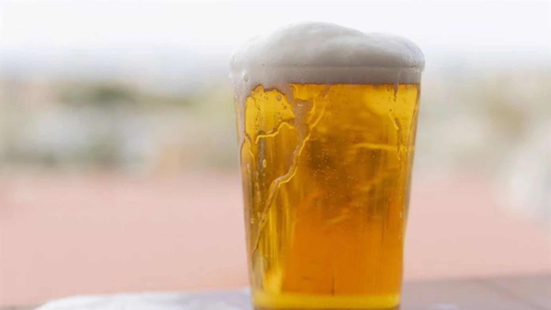 La cerveza que recibe la peor puntuación en el último estudio de la OCU: es de las más consumidas en España con diferencia