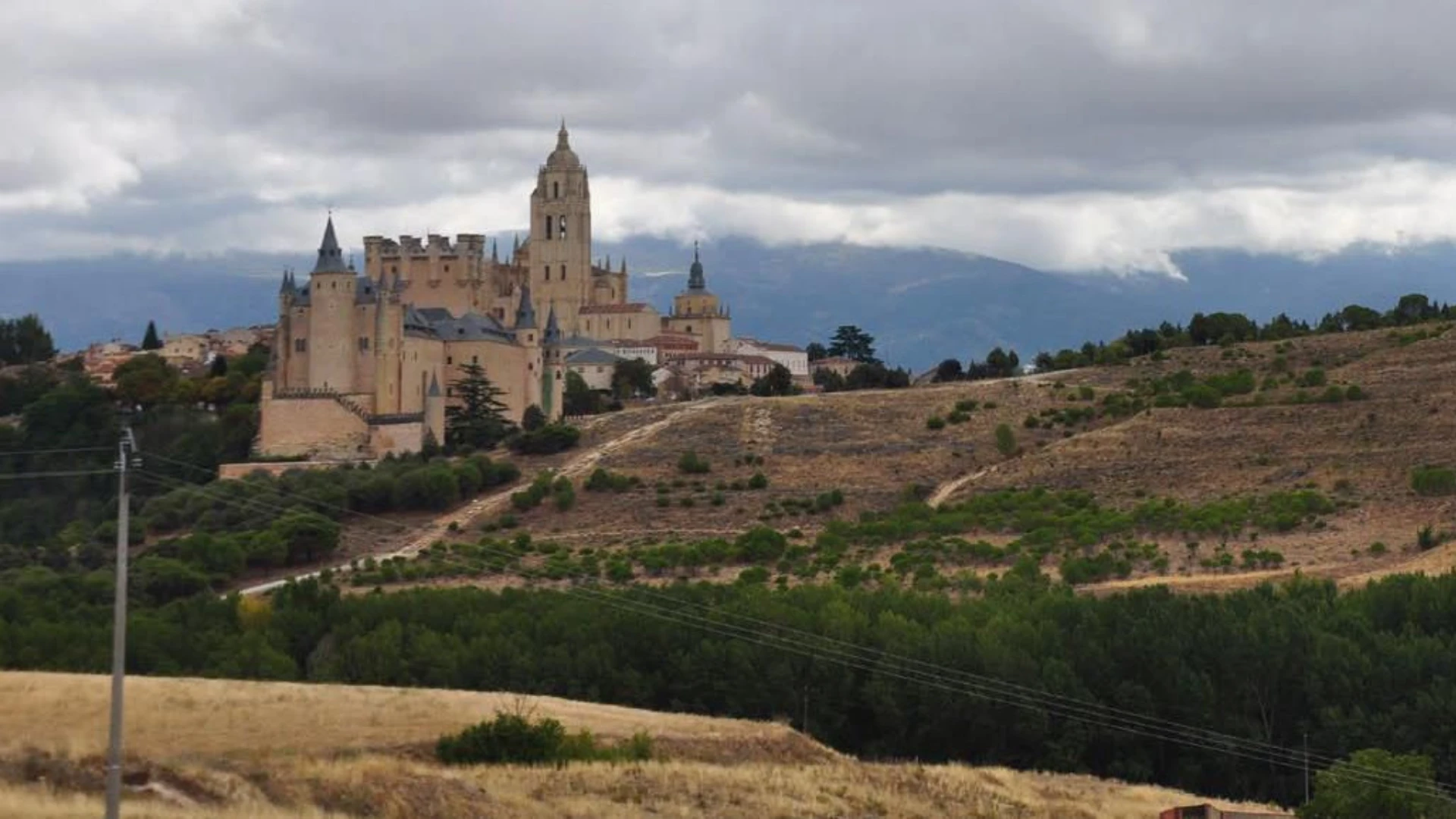 Encuentra una roca con un punto rojo cerca de Segovia y lo que descubre cambia la historia: 