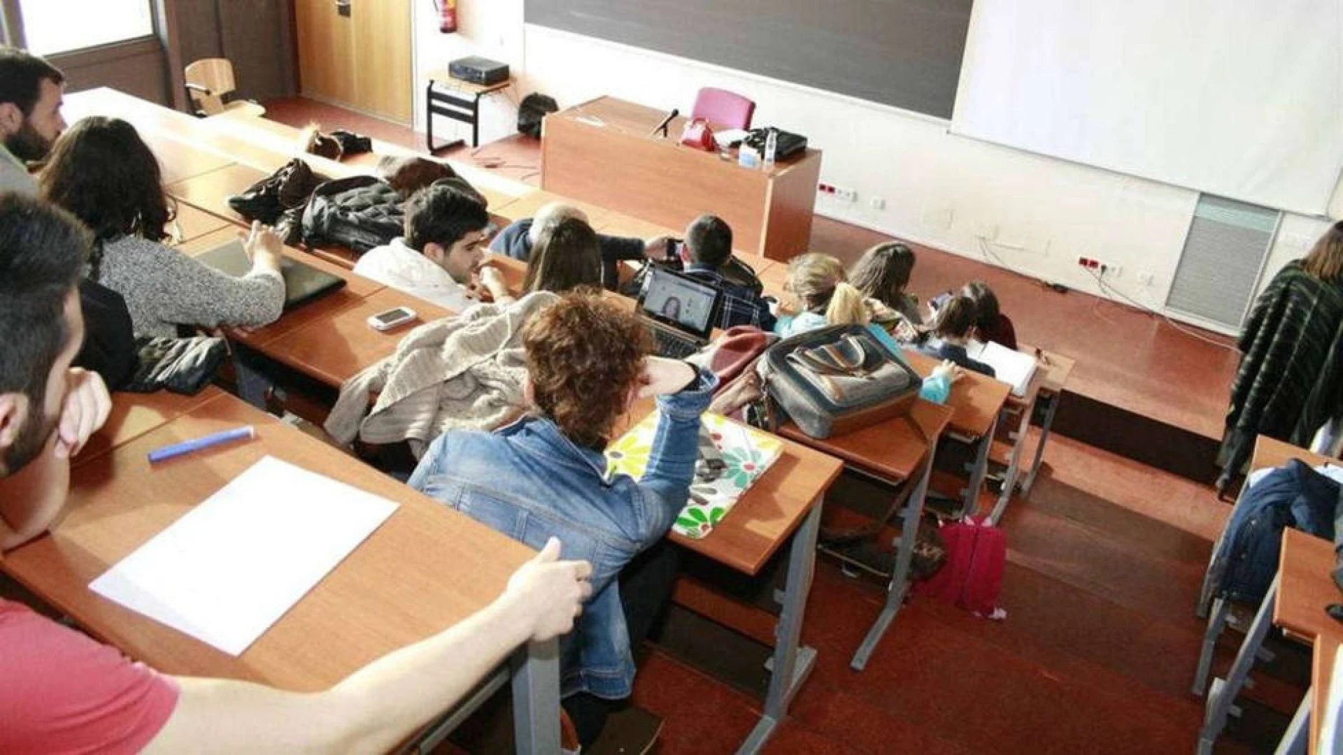 Sueldos de 24.000 euros estudiando una de las oposiciones más fáciles: funcionario solo con la ESO