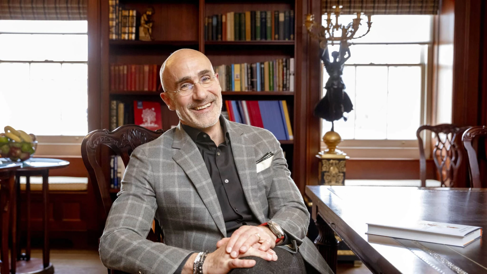 Arthur Brooks, catedrático de Harvard, asegura que los matrimonios más felices con aquellos en los que 