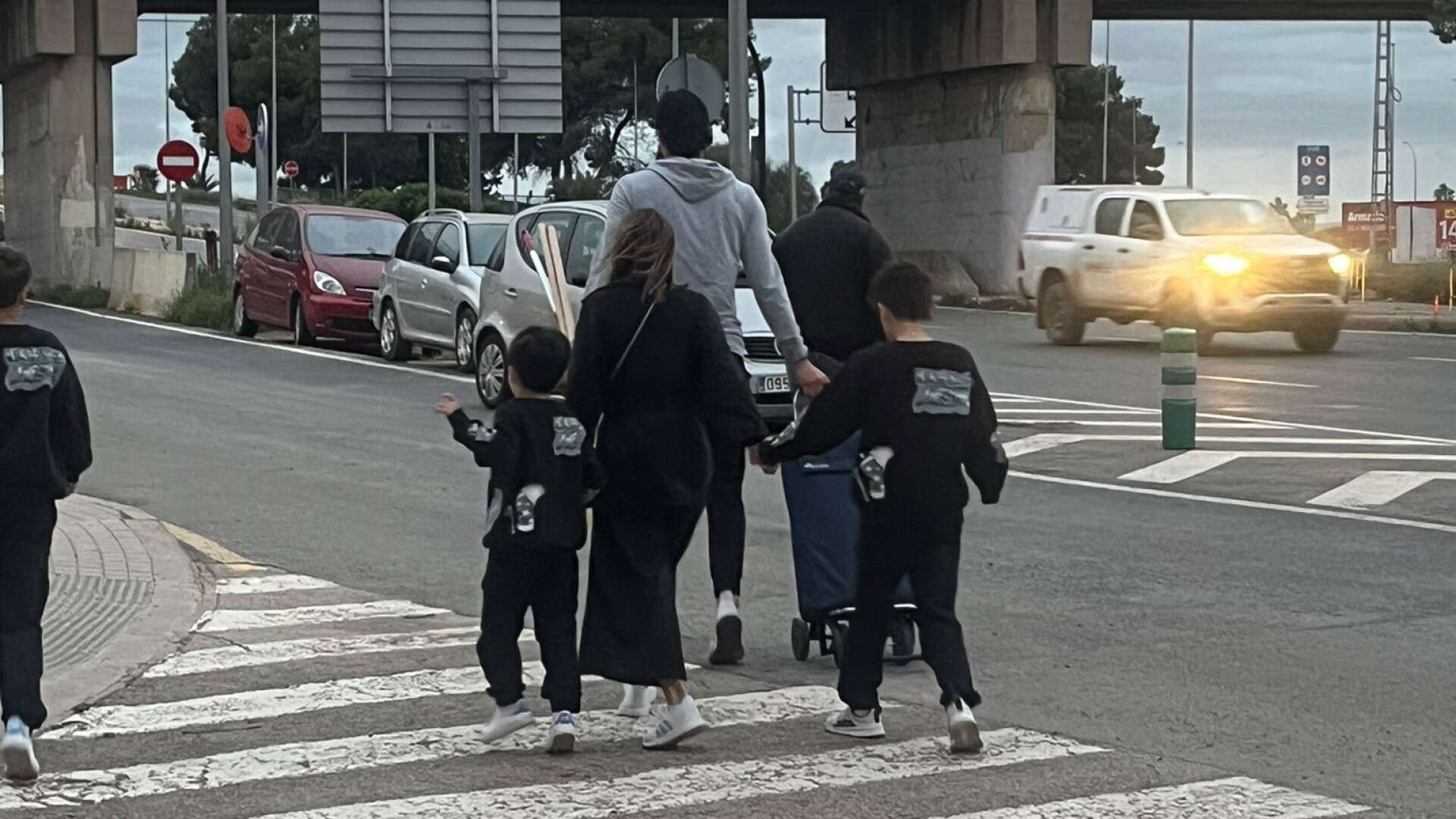 El gran ejemplo del capitán del Levante: pala en mano y con su familia para ayudar a las víctimas de la DANA