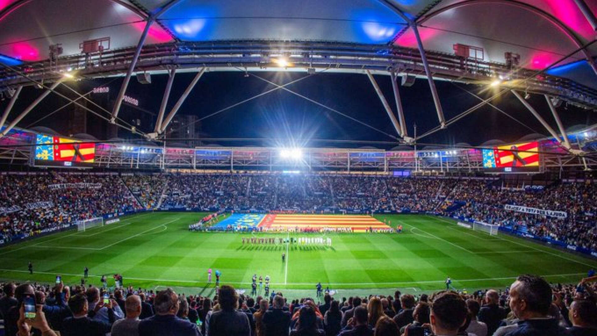 El Levante agradece al Real Madrid la cesión de la senyera con la que homenajeó a las víctimas de la DANA: Así vivimos en Tiempo de Juego el emotivo homenaje del club granota