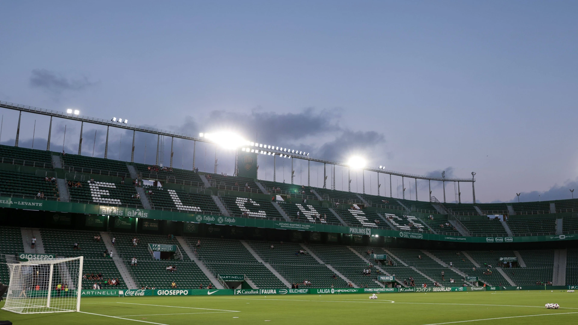 El Elche prohíbe la venta y consumo de pipas para proteger el Martínez Valero
