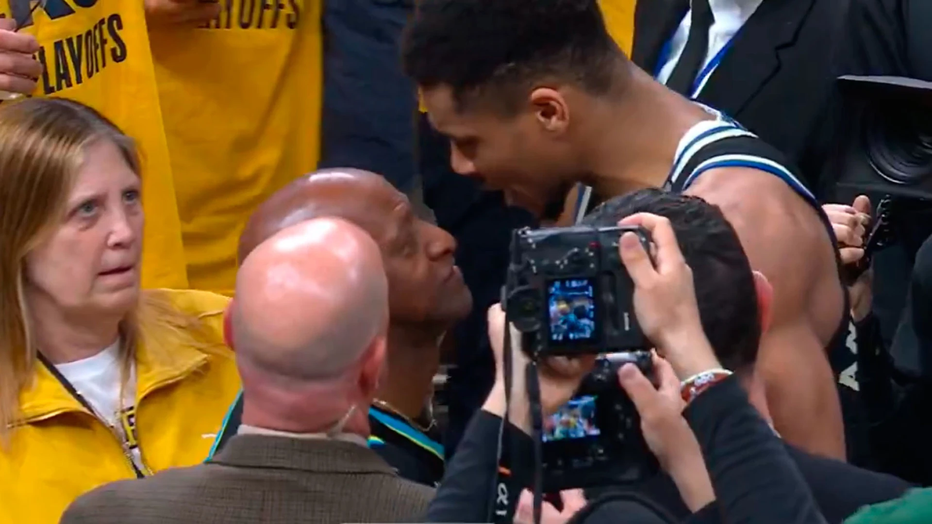 Un hincha de los Pacers salta al campo para encararse con Antetokounmpo... y se monta un enorme lio cuando se descubre quién es