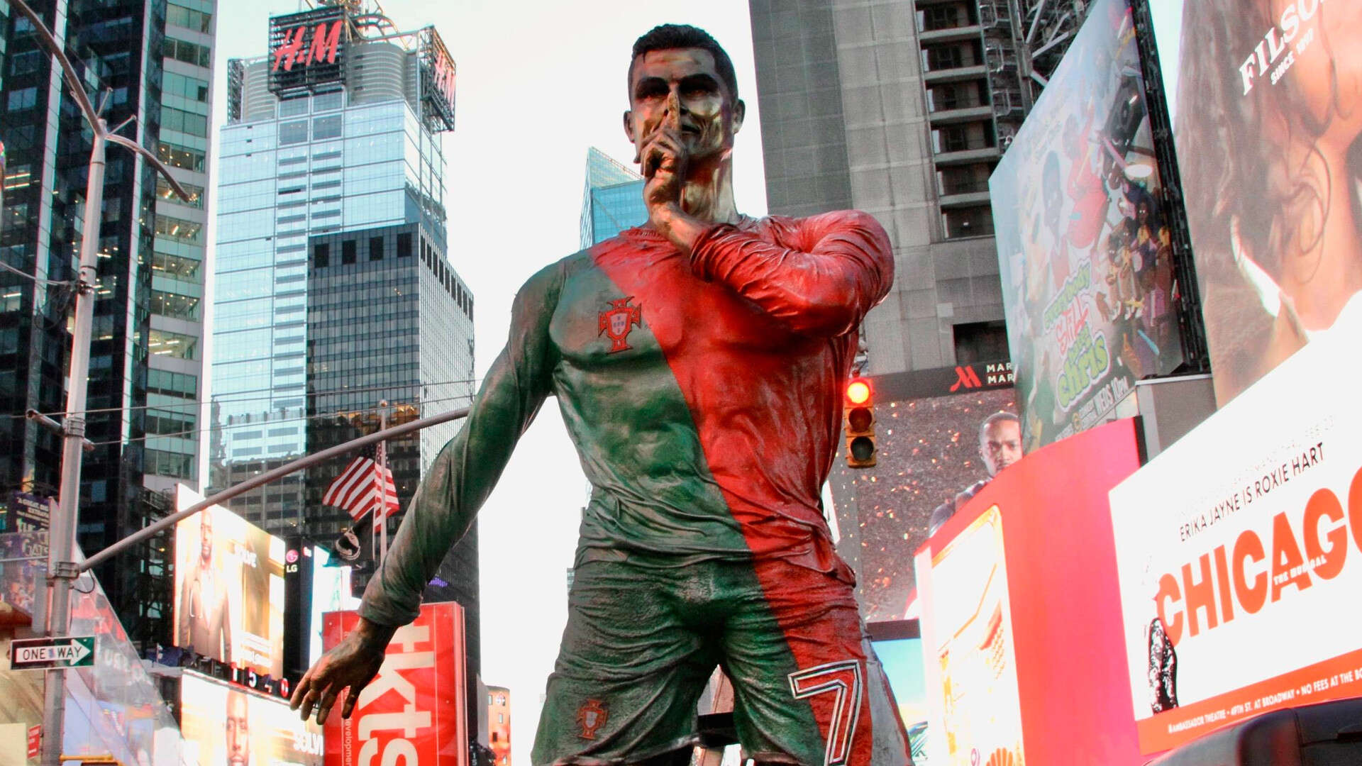 La estatua de Cristiano Ronaldo en Times Square por su 40 cumpleaños que hace furor entre los newyorkinos