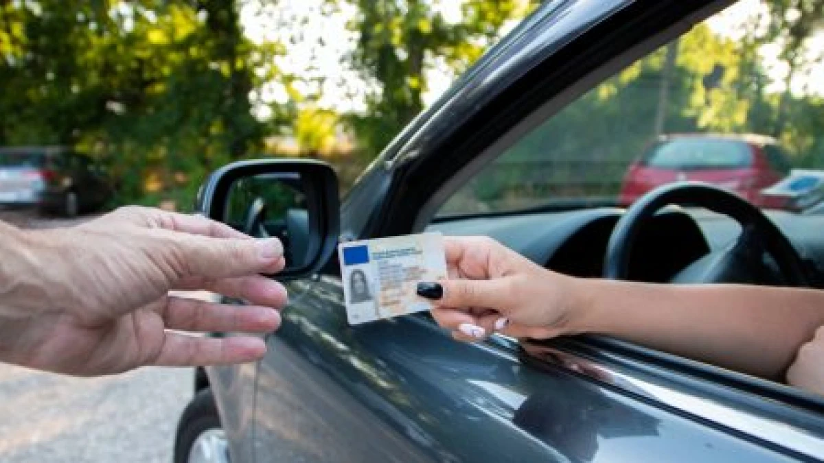Va a sacarse el carnet de conducir en Granada y la Guardia Civil descubre algo insólito en su DNI: lo que revela la foto