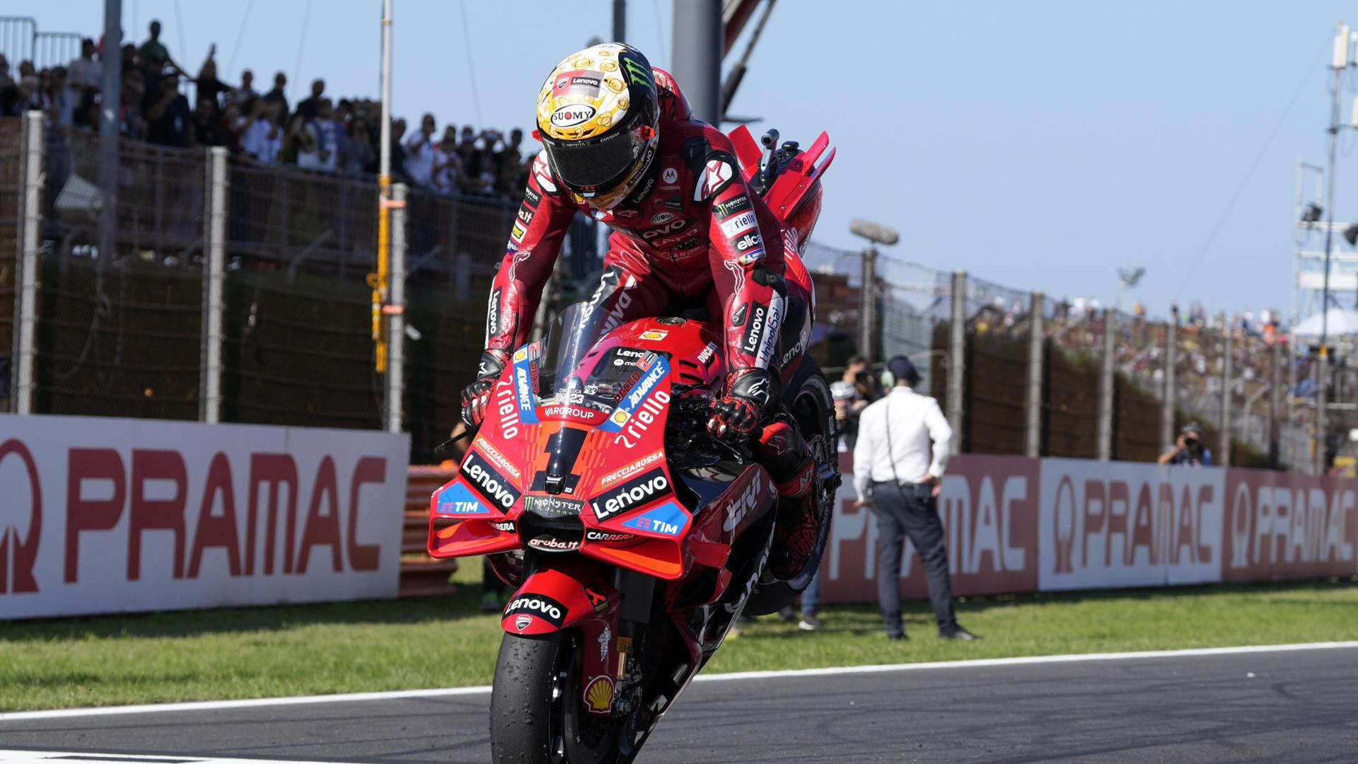 Bagnaia se impone a Jorge Martín en la carrera al sprint y sigue la lucha por el Mundial