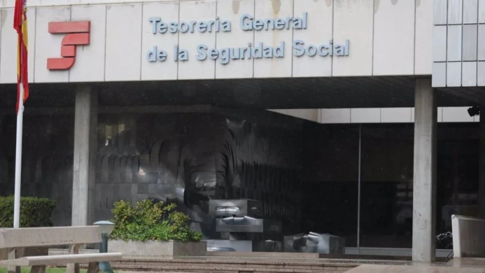 La Seguridad Social baja tu pensión de viudedad este 2025 si tus ingresos sobrepasan esta cantidad exacta